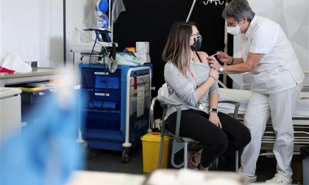 Ισπανία: Το 25% των πολιτών έχει λάβει τουλάχιστον μια δόση του εμβολίου